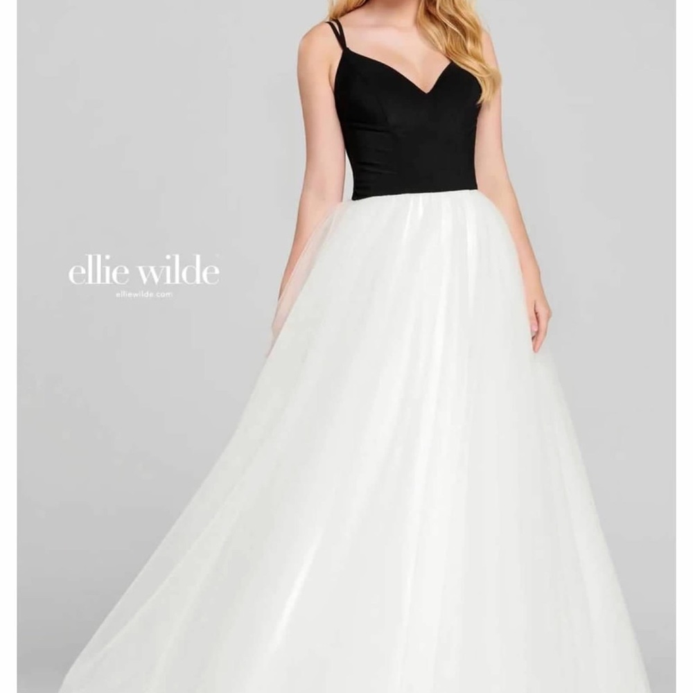 ELLIE WILDE BY MON CHERI Evening Gown